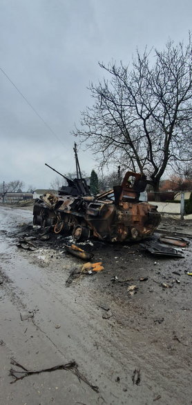 Rosyjski transporter opancerzony zniszczony przez drona Bayraktar