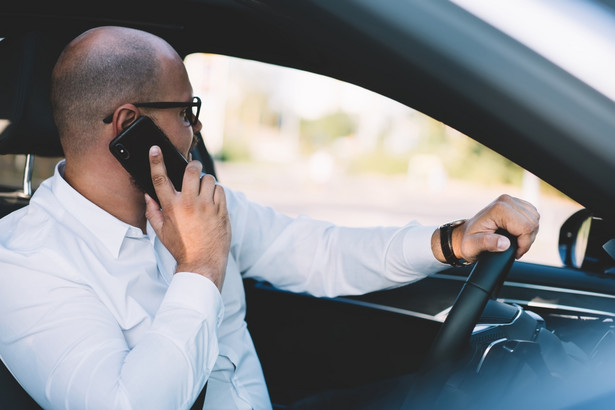 Rozmowa przez telefon w trakcie jazdy samochodem