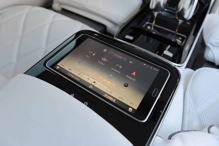 Mercedes-Maybach S 680 - aby nie sięgać do ekranów położonych na drugim końcu kabiny, pod ręką mamy tablet. Na jego ekranie też mamy wszystkie menu, które pozwalają sterować funkcjami samochodu.