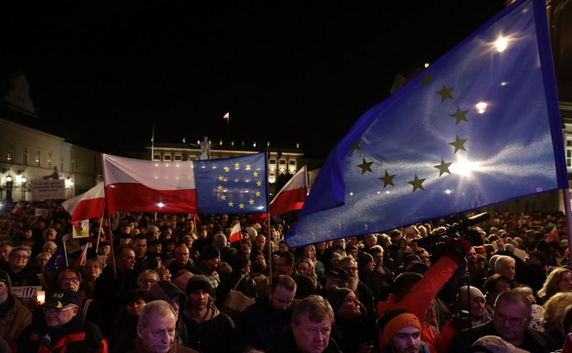 Manifestacja przed Pałacem Prezydenckim