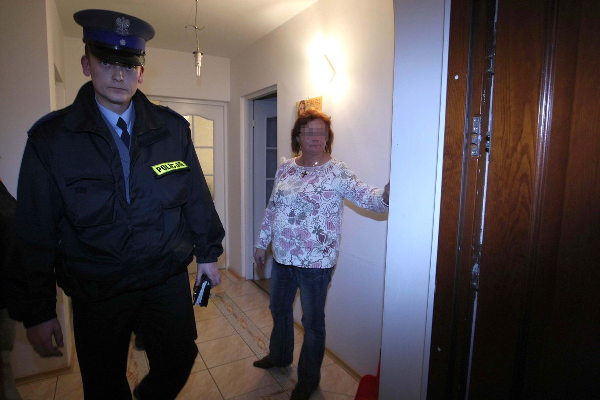 Dom opieki Radosc w podwarszawskiej Radosci. 05-12-2007 Warszawa



Plicja wychodzi z domu opieki w tle Katarzyna Zimny 



Fot. Sebastian Wolny  Agencja MAZUR