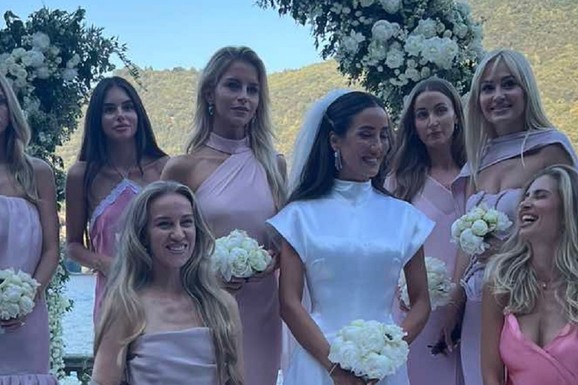 SVE SU U RAZLIČITIM NIJANSAMA RUŽIČASTE, A SAMO MLADA U BELOM! Evo kako su izgledale DEVERUŠE na gala venčanju Tamare Kalinić: Scena kao iz holivudskog filma (FOTO)