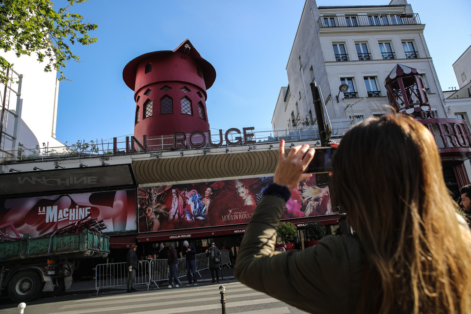 Zawalił się słynny wiatrak w kabarecie Moulin Rouge