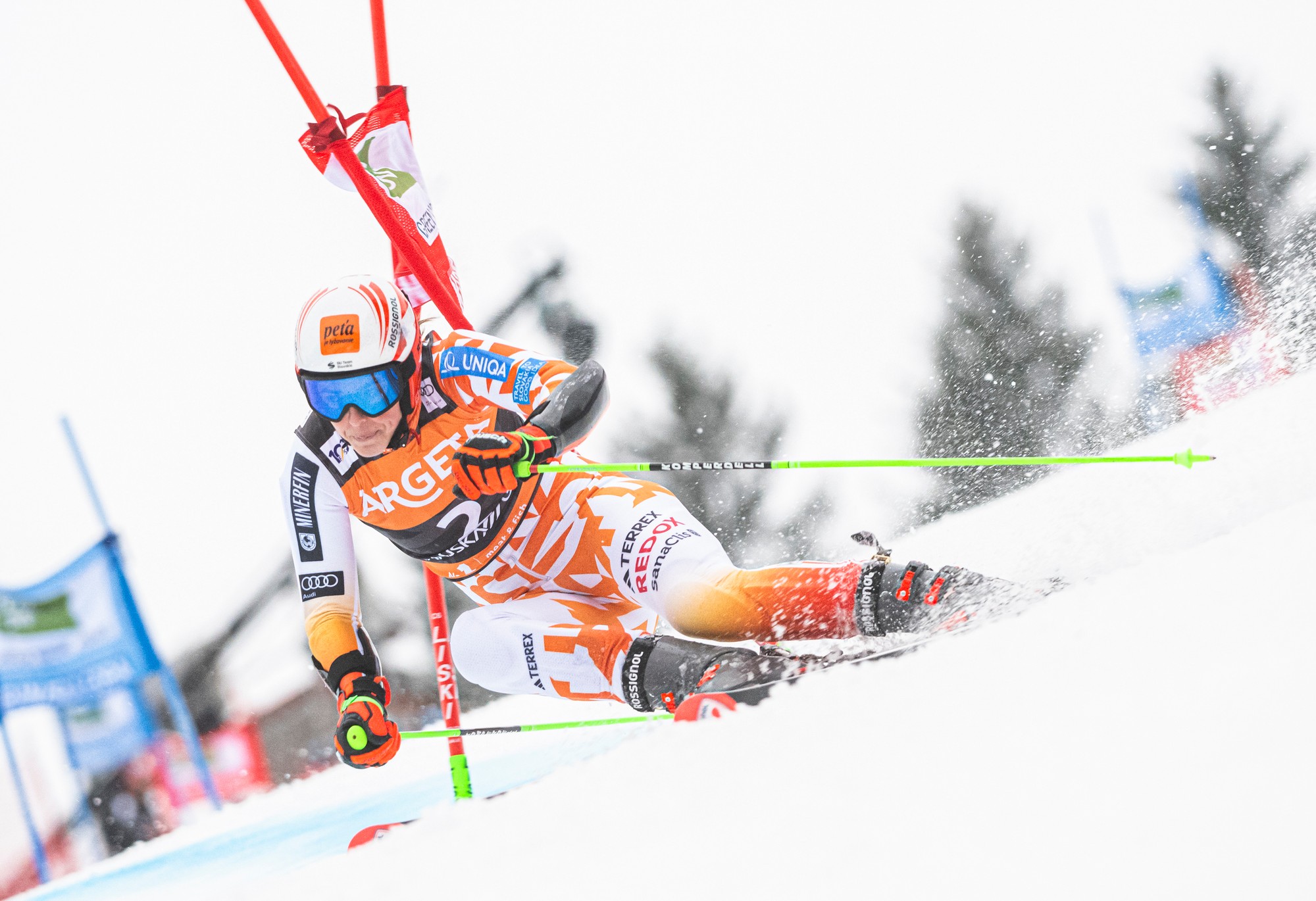 Slovenská lyžiarka Petra Vlhová v obrovskom slalome v slovinskej Kranjskej Gore.