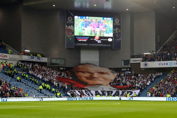 Kibice Legii prowokowali fanów Rangers wizerunkiem Jana Pawała II [FOTO]