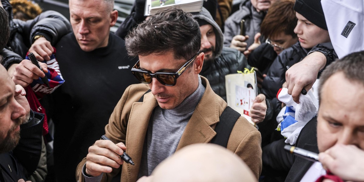 Robert Lewandowski długo i cierpliwie rozdawał autografy. 