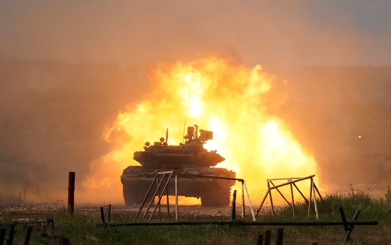 Rosyjski czołg T-90 pokazuje, na co go stać