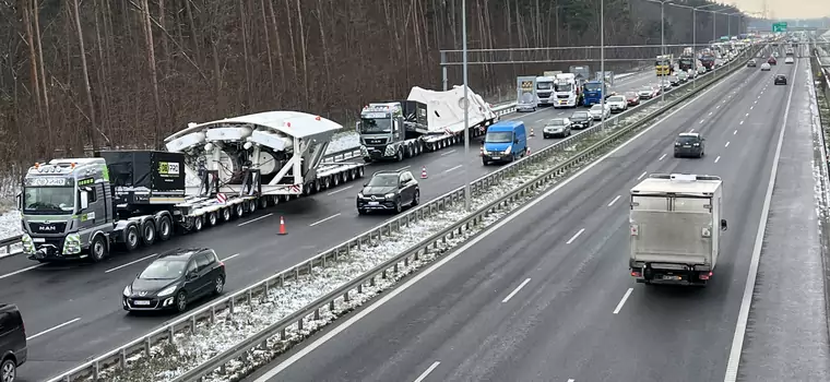 Transport gigantycznej maszyny TBM "odpoczywa" na S8 pod Warszawą. Już spowodował wielkie korki