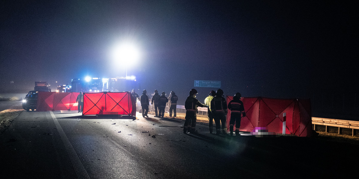 Tragiczny wypadek na S5 pod Kościanem. Samochód przejechał dwie osoby.