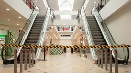 klatka schodowa, oświetlenie, oznakowanie ruchu. co z podatkiem od nie