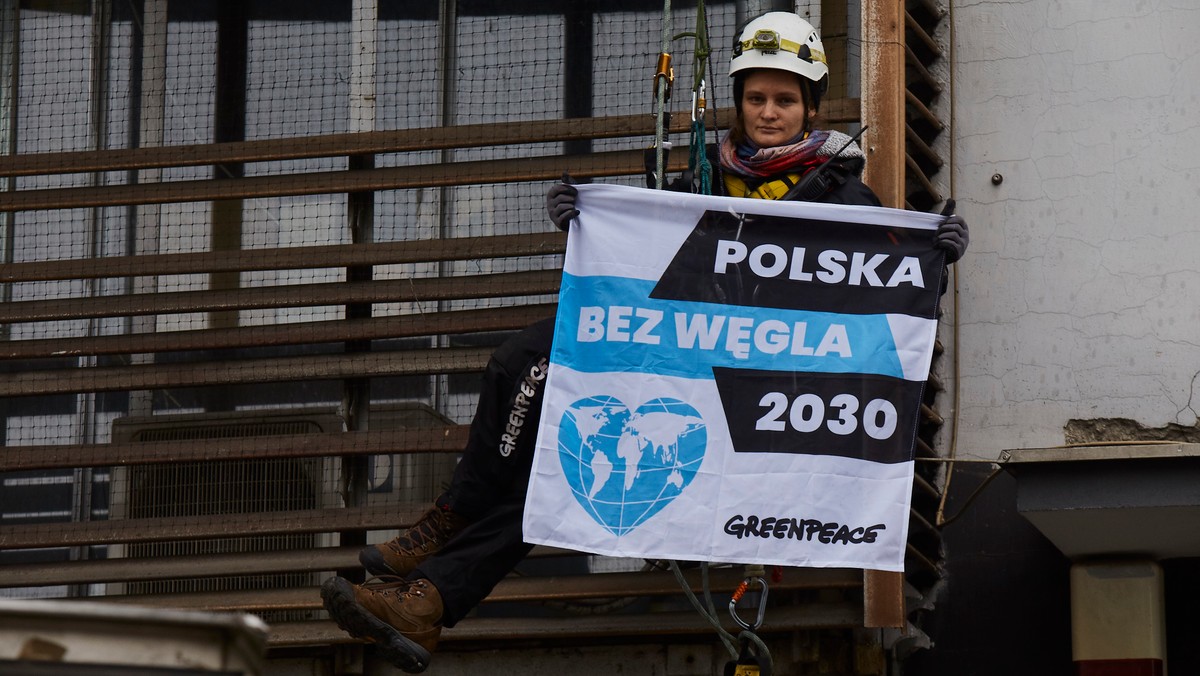 Wtorkowy protest aktywistek i aktywistów Greenpeace na siedzibach Prawa i Sprawiedliwości oraz Platformy Obywatelskiej odbił się szerokim echem. Reakcje czołowych polityków obu partii dowodzą, że nie rozumieją oni powagi sytuacji związanej z kryzysem klimatycznym oraz lekceważą swoich wyborców, którzy w większości chcą Polski bez węgla do 2030 roku - komentuje Marek Józefiak z Greenpeace.