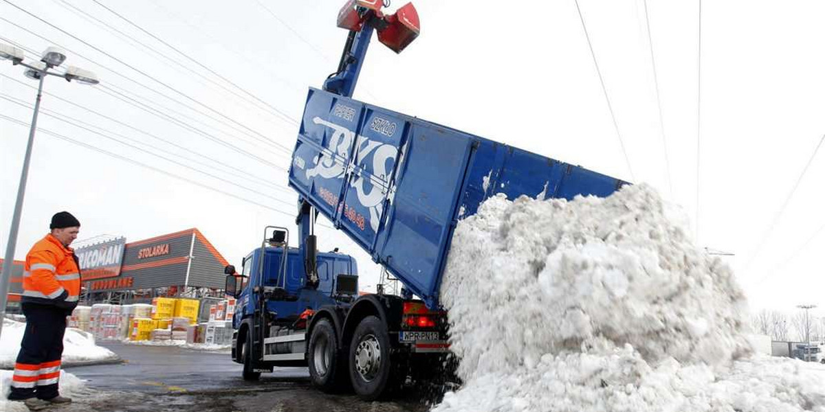 Z chodników i poboczy w tej dzielnicy wywieziono blisko 60 ciężarówek śniegu! Inni stołeczni urzędnicy powinni wziąć przykład!