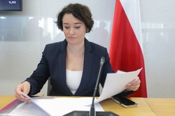 Ustawa o związkach partnerskich bez ważnego zapisu? Tak Żukowska wybrnęła z trudnego pytania