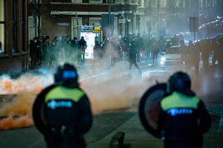 Holandia: Kolejna noc gwałtownych protestów przeciw restrykcjom, ponad 150 zatrzymanych