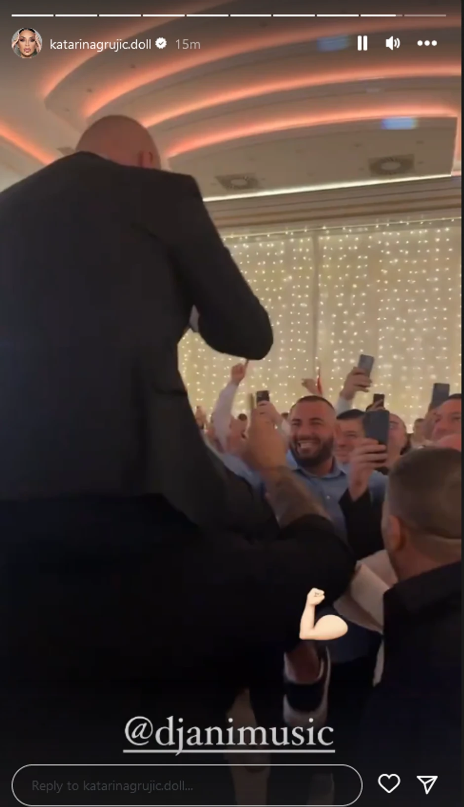 Đanija nose na leđima dok peva