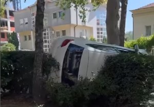 Prevrnut auto na Zvezdari