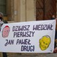 Kraków, 22.11.2020. Protest pod hasłem Wierzymy ofiarom. Dziwisz nie przed kamienicą przy ulicy Kanoniczej w Krakowie