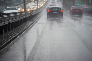 Zatrzymywanie się na autostradzie podczas burzy. Czy to dozwolone?