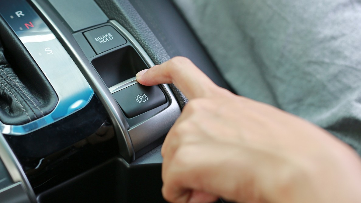 Elektronická parkovacia brzda: Ako funguje a čo robiť pri poruche. 