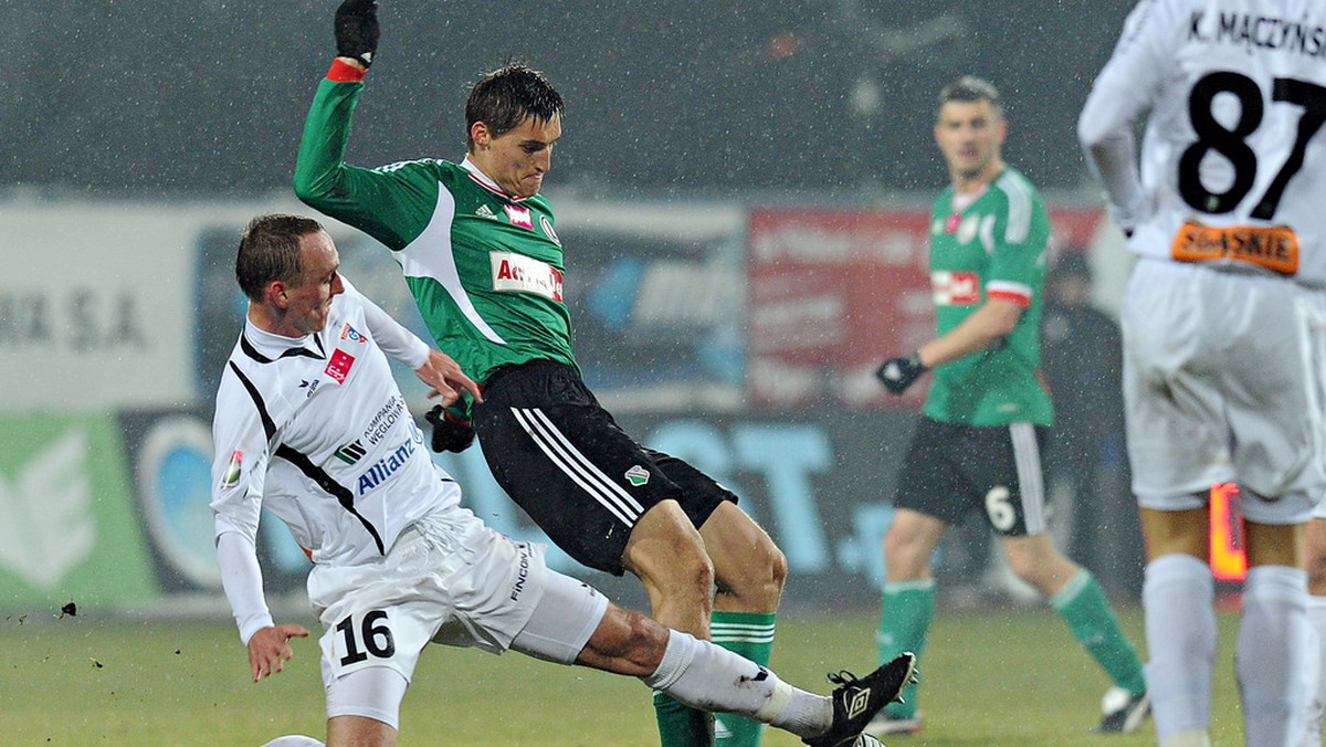 Walczący o utrzymanie w T-Mobile Ekstraklasie Górnik Zabrze pokonał przed własną publicznością trzecią w tabeli Legię Warszawa 2:0 (1:0) w spotkaniu 18. kolejki rozgrywek. Pięknym trafieniem, z gatunku "stadiony świata" popisał się snajper zabrzan Prejuce Nakoulma (Fot. Mateusz Kostrzewa/legia.com).