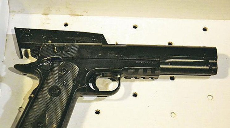 Ezt a légpisztolyt nézte éles lőfegyvernek a rendőr / Fotó: MTI