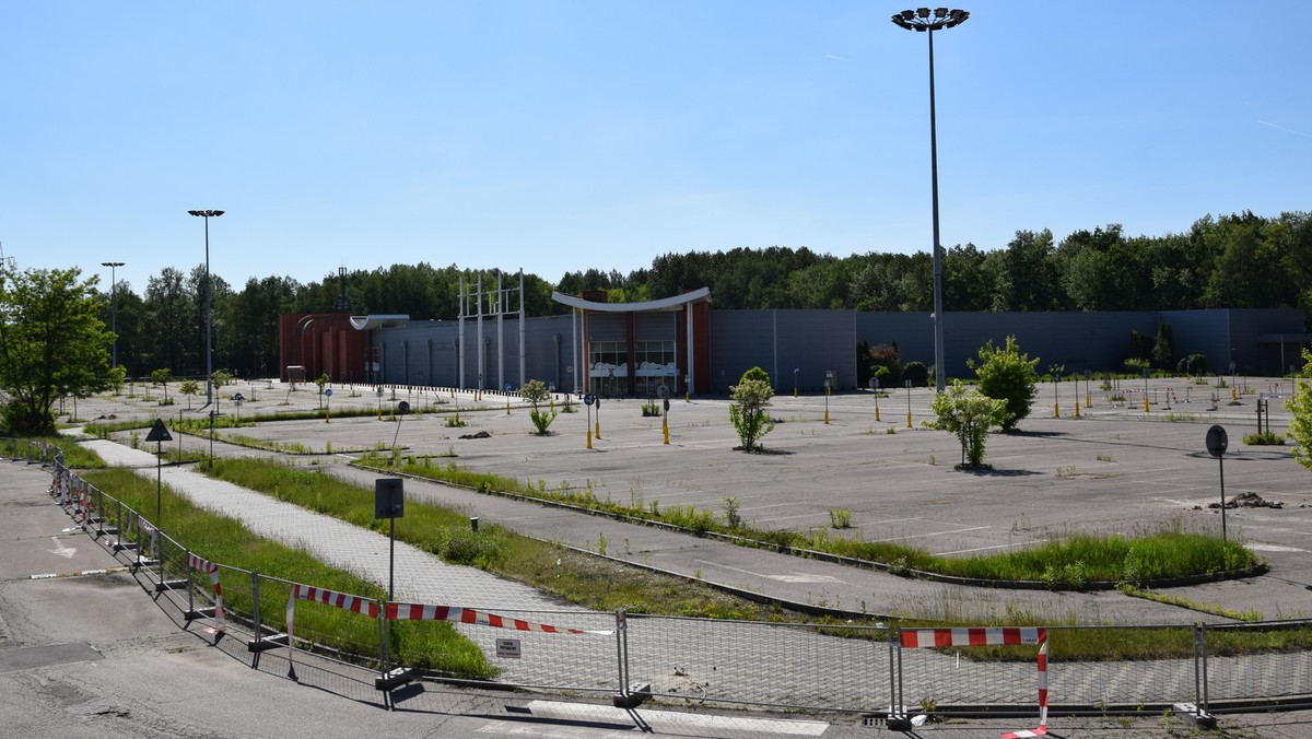 Na działce po rozbieranym centrum handlowym w Sosnowcu powstanie park logistyczny. Właściciel działki, na której do połowy ubiegłego roku działało CH Sosnowiec, złożył w tamtejszym magistracie wniosek o pozwolenia na budowę. Przypomnijmy, że sosnowieckie centrum było pierwszym w Polsce centrum handlowym, które splajtowało.