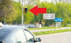 Fotoradar-rekordzista przetrwał 10 godzin i dostał siekierą. To była nocna akcja