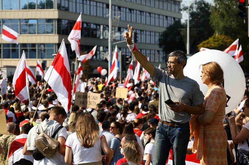 Białoruś: milicja brutalnie pacyfikuje protesty w Mińsku