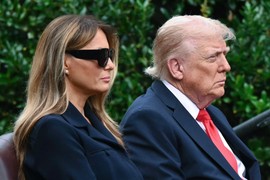 Kad se MELANIJA danas pojavila u Pentagonu, SVI SU SE SMRZLI: Od glave do pete u crnom, MOĆNA I MRAČNA - i opet svi samo pričaju o njenom stilu