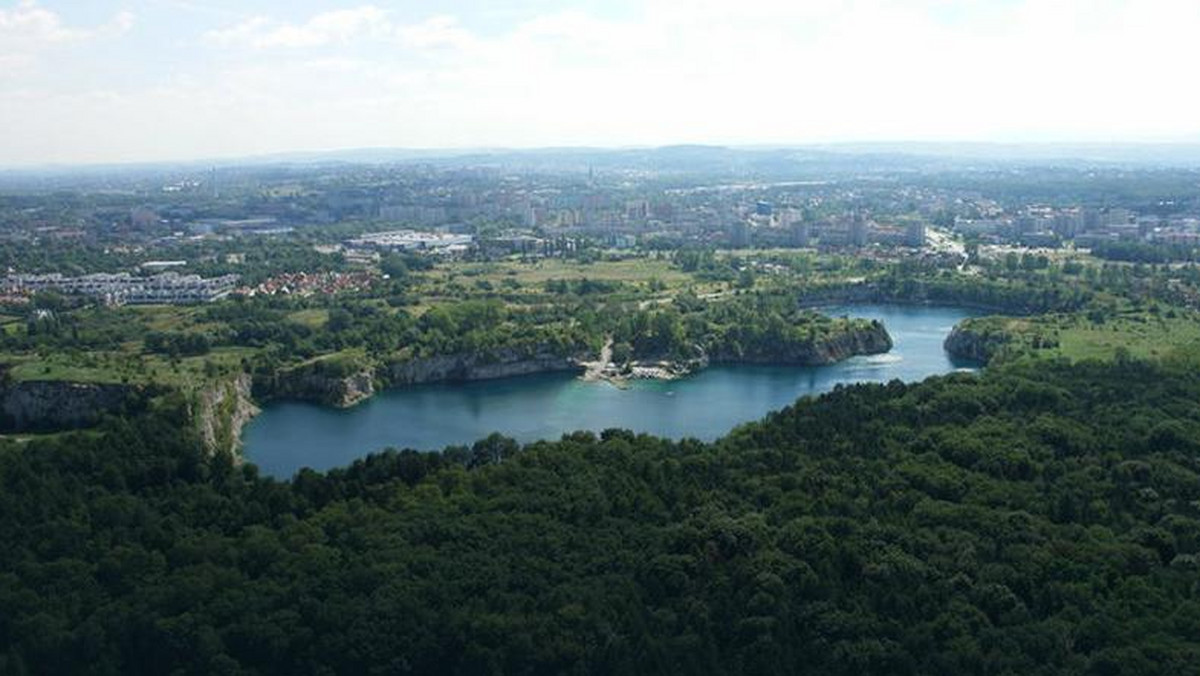 Kraków City Park, deweloper, który ma miastu sprzedać tereny Zakrzówka rezygnuje z gruntów przy ulicy św. Jana. Ta, warta ok. 3 miliony ziemia, miała być częścią transakcji. Prócz niej spółka miała otrzymać jeszcze 23 miliony złotych. Tymczasem 38-arowa działka pozostanie w rękach miasta. Ten włączy ją do terenów mającego powstać na Zakrzówku parku. Inwestor z kolei otrzyma dodatkowe 3 miliony złotych. O tym, że tak się stanie Onet pisał pod koniec marca.