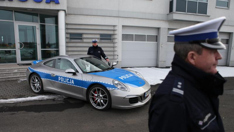 Porsche w barwach polskiej policji! Cała prawda o nowych
