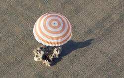 Astronauci z orbitalnej stacji bezpiecznie wylądowali w kapsule