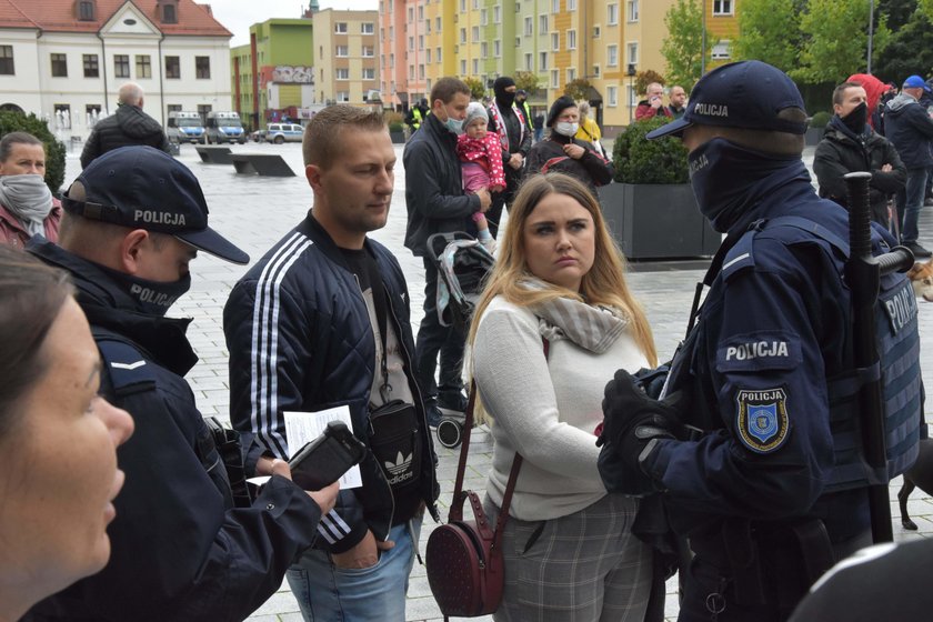 Uważają, że pandemii nie ma i protestują. Szokujące obrazki z Polski