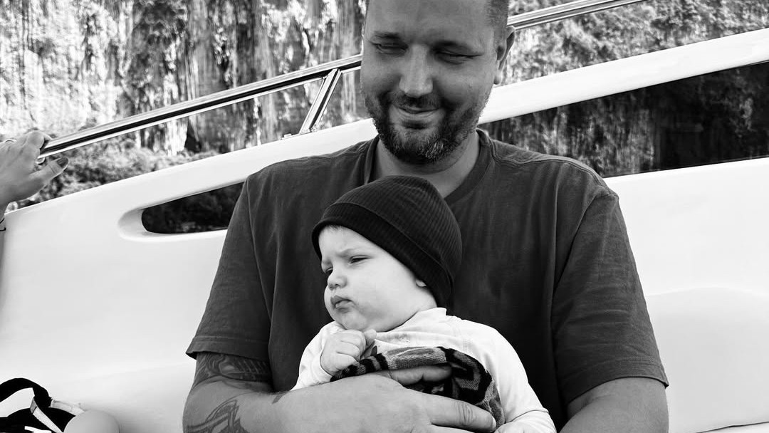 Osťo drží v náručí svojho syna Oliverka. IG: @ostohypeman