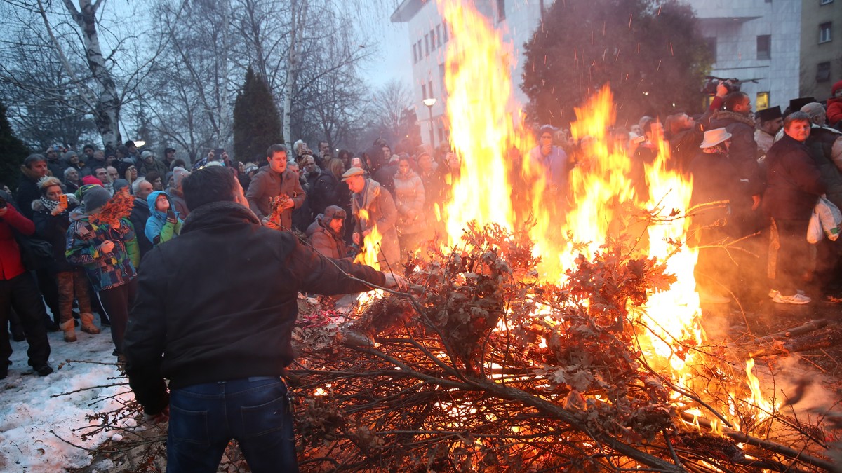 paljenje badnjaka 06012016 foto goran srdanov (5)