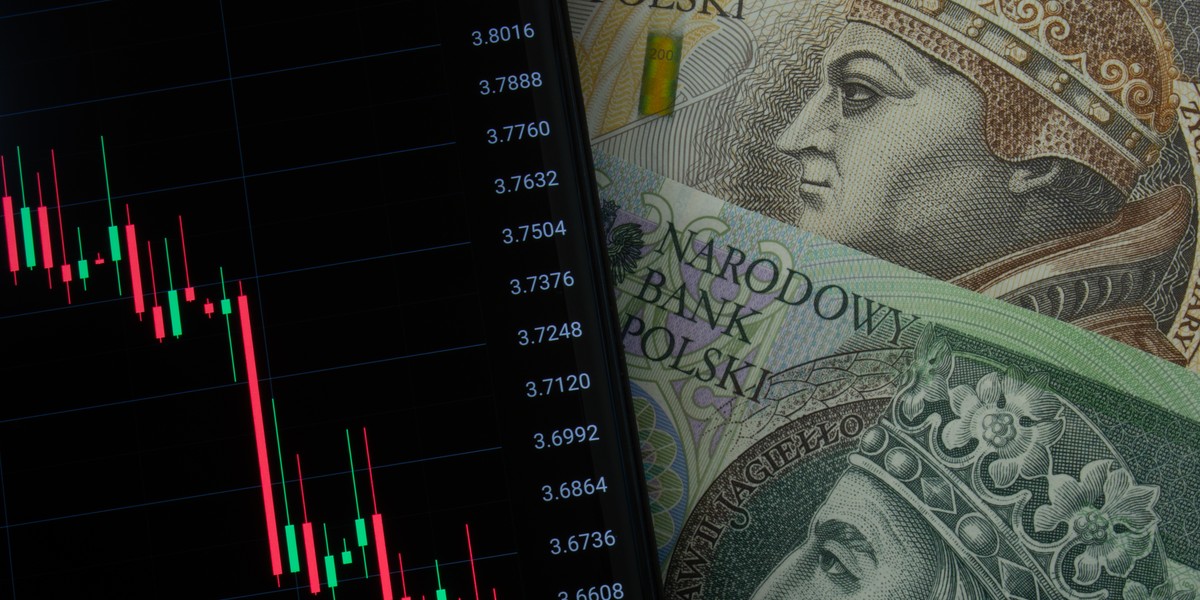 Złoty rośnie w siłę, a kursy euro i dolara spadają