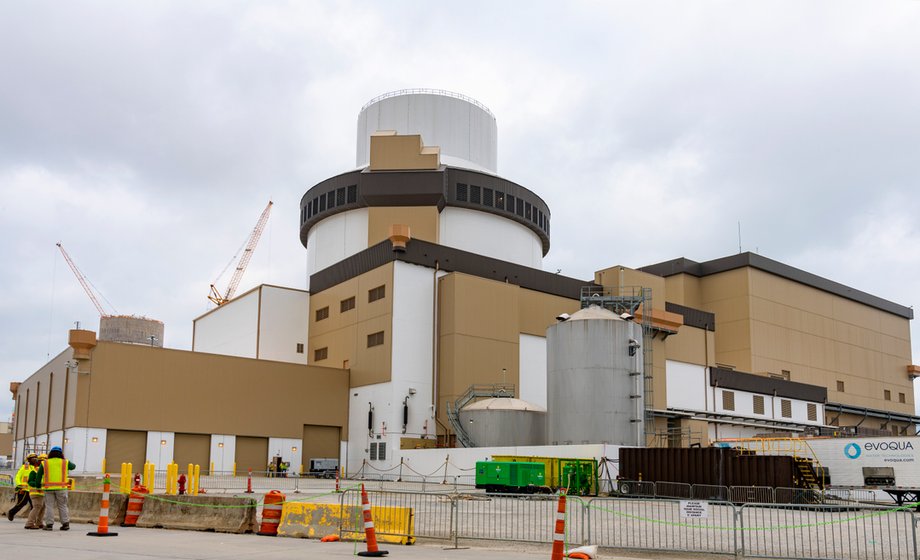 W elektrowni Vogtle zlokalizowanej w stanie Georgia w USA powstały dwa pierwsze reaktory Westinghouse AP1000. Na początku tego roku pierwszy z nich osiągnął stan krytyczny, a więc po raz pierwszy uzyskał samopodtrzymującą się reakcję łańcuchową rozszczepienia jądra. Kolejnym krokiem będzie synchronizacja bloku z siecią energetyczną, a następnie pełna komercyjna eksploatacja, która przewidywana jest na drugi kwartał 2024 r.