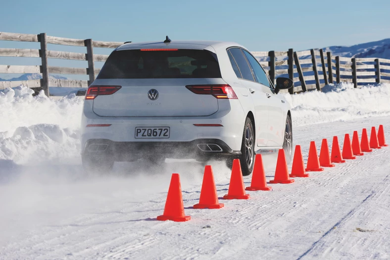 Kierowcy najbardziej boją się warunków zimowych. To dyscyplina, w której nowoczesne opony całoroczne radzą sobie nadspodziewanie dobrze. 