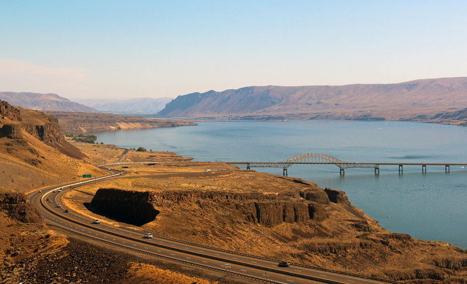 Historyczna autostrada w amerykańskim stanie Oregon, prowadząca przez rezerwat Columbia River Gorge, zbudowana w latach 1913 i 1922, jest pierwszą w Ameryce trasą, która została zaplanowana ze względu na krajobrazy. Autostrada zabiera zwiedzających w podróż przez wodospady i klify i jest znana z pięknych dzikich kwiatów, które kwitną tu na wiosnę.