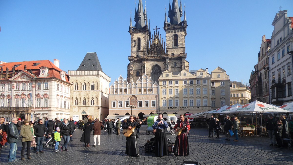 W czasie kryzysu migracyjnego Polska mogła odegrać rolę regionalnego lidera, ale z powodu działań Ewy Kopacz i Teresy Piotrowskiej spadła do roli niemieckiego klakiera. Obie polityczki rozwaliły przy tym Grupę Wyszehradzką, która dla Merkel była zawsze solą w oku.