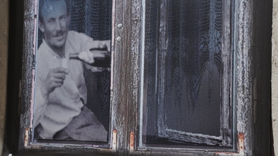 Stare domy potrzebują ludzi. Instalacja artystyczna na ul. Słonimskiej 15 w Białymstoku [fot. Łukasz Gawroński / WIDOK]
