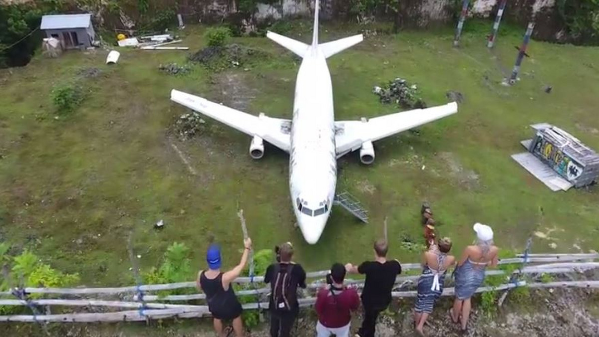 Opuszczony samolot znajduje się dokładnie w pobliżu południowego wybrzeża Półwyspu Bukit na Bali, tuż przy autostradzie Raya Nusa Dua Selatan, niecałe pięć minut od popularnej i malowniczej plaży Pandawa. Innymi słowy, nie jest dokładnie ukryty przed światem. To sprawia, że ​​jeszcze dziwniejsze jest to, że nikt nie wie, jak się tam dostał. Można by pomyśleć, że ktoś zauważy przybycie Boeinga 737 na polu w pobliżu dość dużej drogi, ale nie.