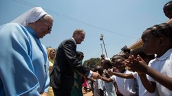 Tusk wśród afrykańskich dzieci. Premier odwiedził sierociniec