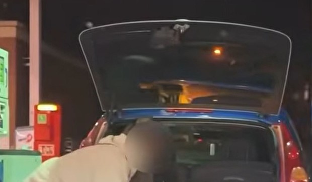 Žena sipala gorivo u plastičnu kesu