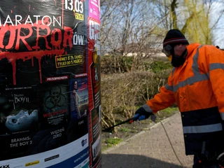 Strach przed koronawirusem jest dla niektórych przedsiębiorców okazją do rażącego podnoszenia cen - uważa UOKiK. Na zdjęciu dezynfekcja przystanku komunikacji miejskiej w Przemyślu, 17 marca 2020 r.