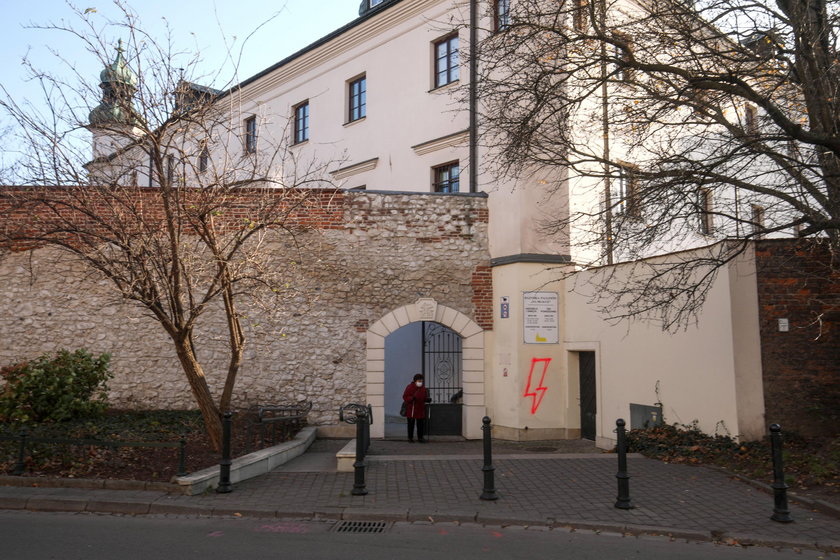 Kraków: błyskawica namalowana na murach kościoła na Skałce