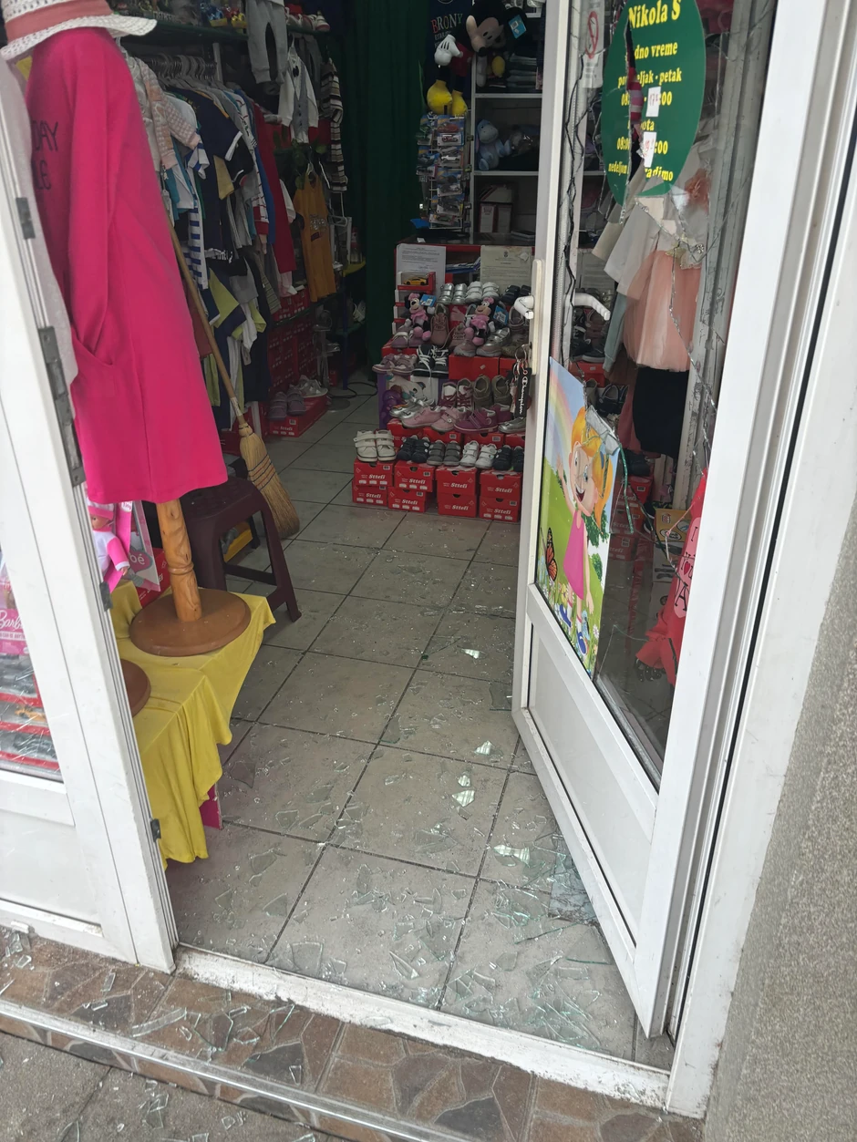 Zabrinuti građani Aleksinca fotografisali su polomljene izloge