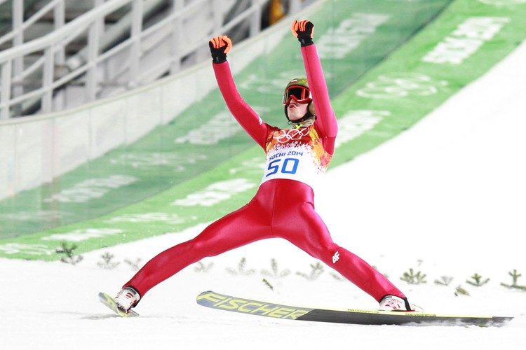 Tak Kamil Stoch frunął po złoto, a potem cieszył się z medalu