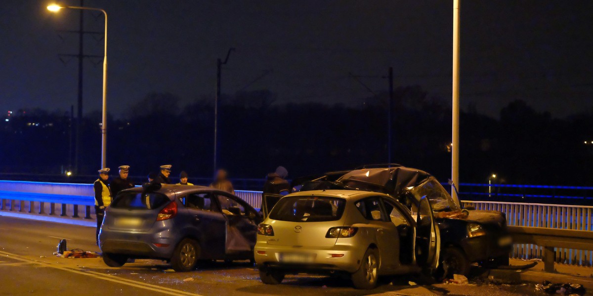 Zderzenie trzech samochodów w Warszawie. Jedna osoba nie żyje