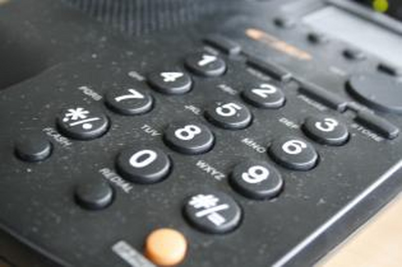 Telekomunikacja Polska od poniedziałku wprowadza trzy nowe plany taryfowe, w których obniża ceny połączeń wykonywanych z telefonów stacjonarnych. Firma chce zatrzymać odpływ klientów do konkurencji i do telefonii komórkowej.